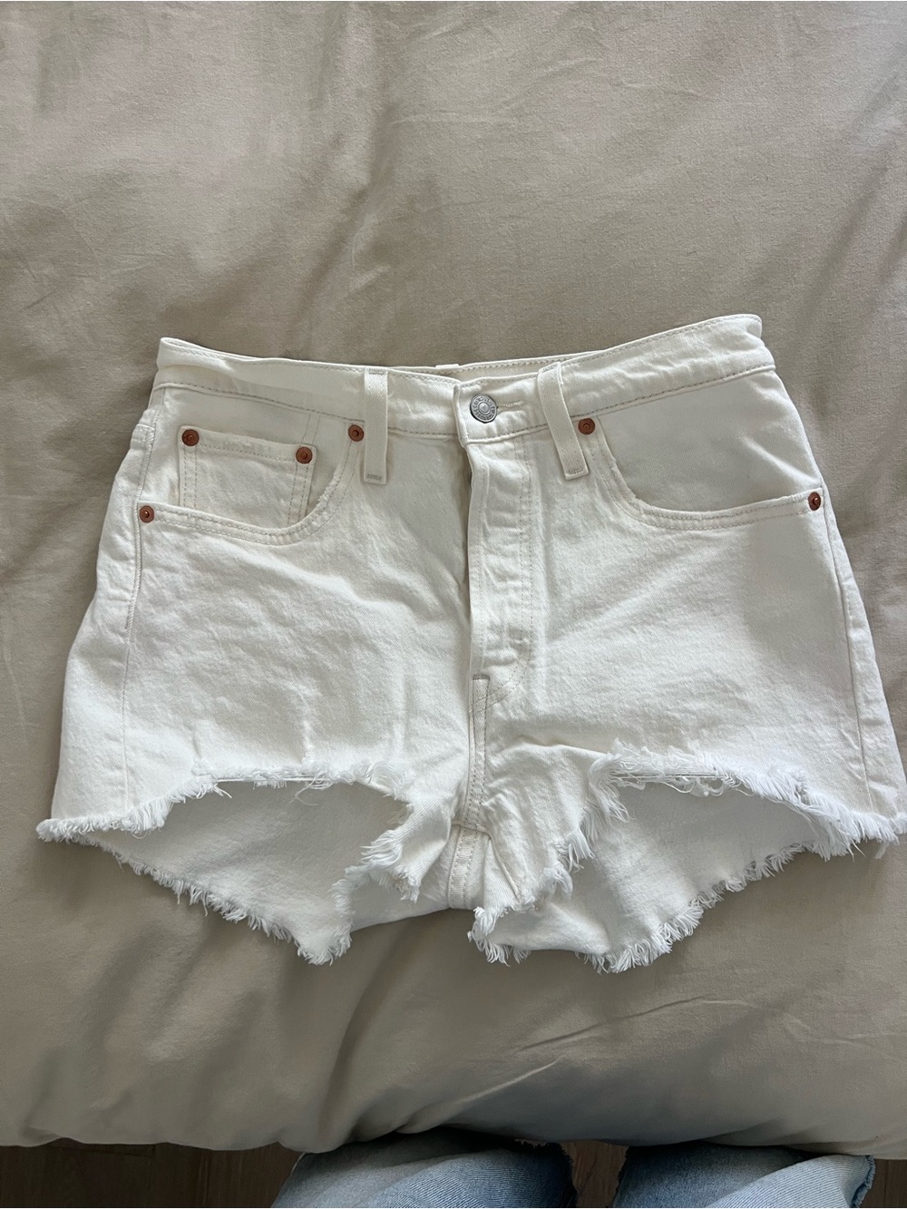 Levi’s Women’s White Frayed Hem Denim Shorts - 28